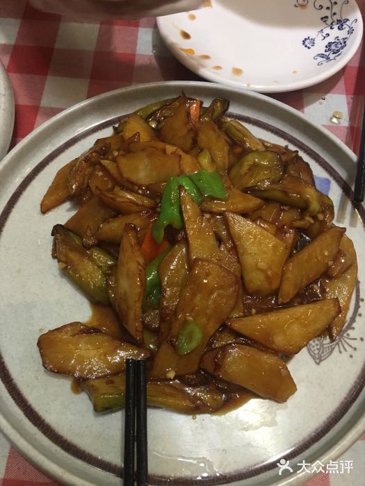 东北哈尔滨酱骨头馆房掌柜铁锅炖地三鲜图片