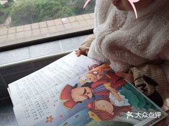 这个绘本应该是堪称世界经典了，有中英文版，故事简洁通