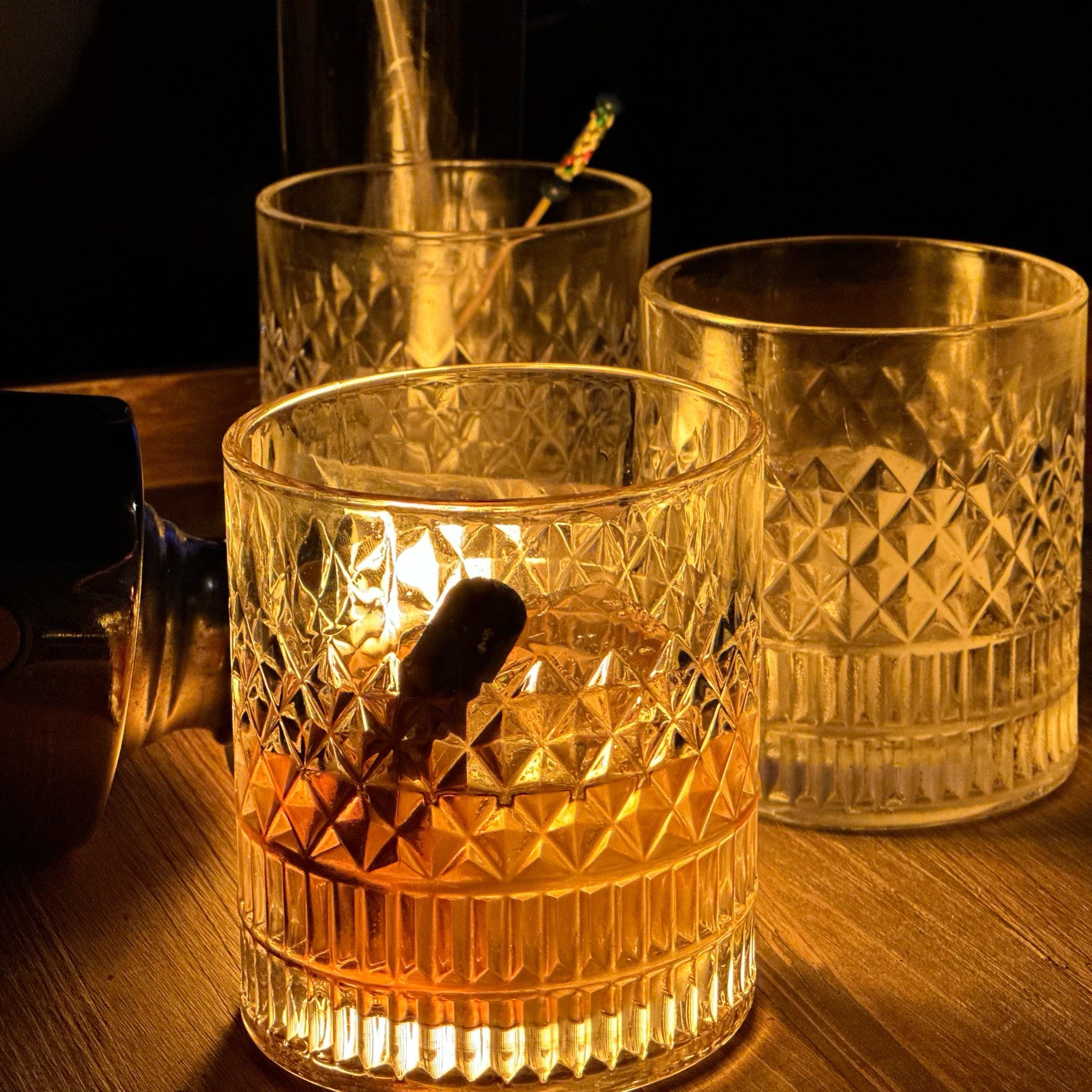 灯影摇曳酒杯边