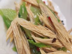 香芹腐竹-清真重庆巴爷香辣鸡煲(南小巷店)
