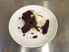 红酒煮啤梨配椰子冰淇淋-LESCEDARS Brasserie Bistro香柏树