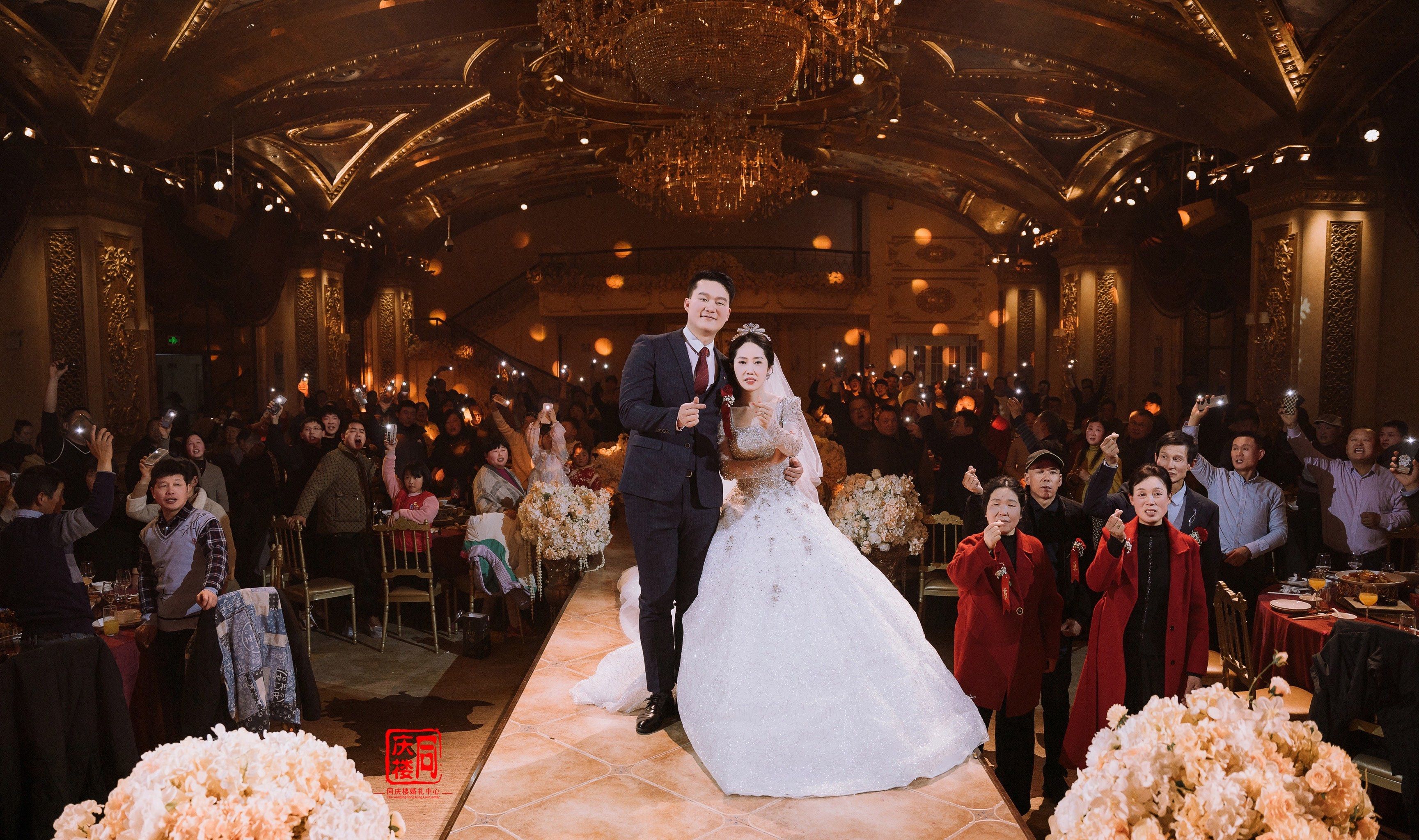 丰盛的结婚宴席开始了,美味的饭菜端了上来