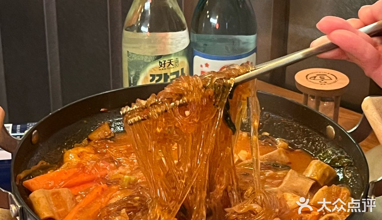 上海的！这家韩料火锅太好玩了，棉花糖都上桌，开心🥳