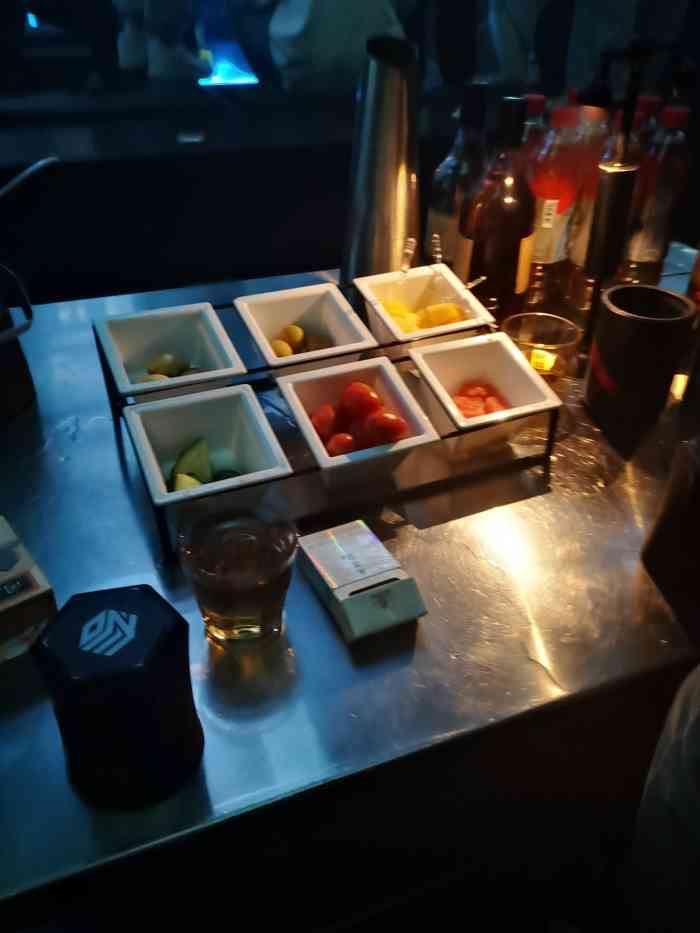 位置在港岛酒吧的旁边