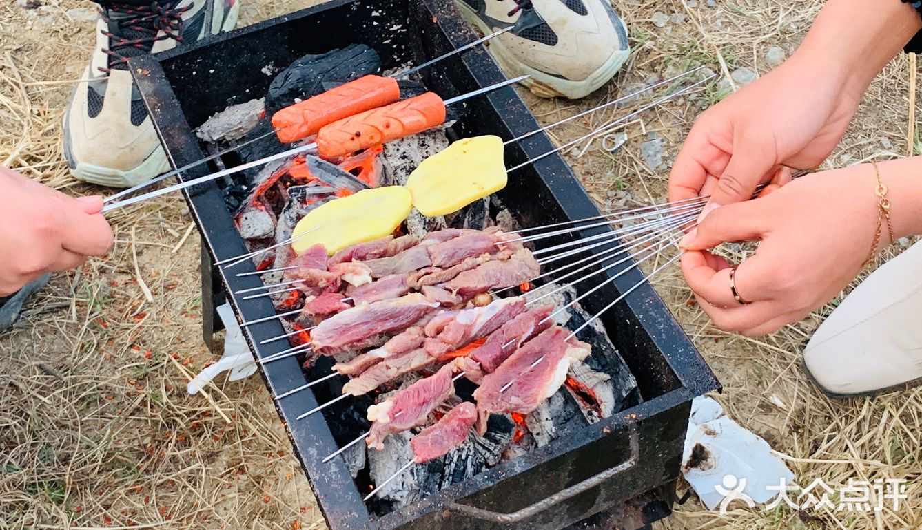 说着要烧烤，就和爸爸他们去山脚下