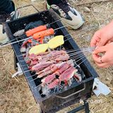 说着要烧烤，就和爸爸他们去山脚下