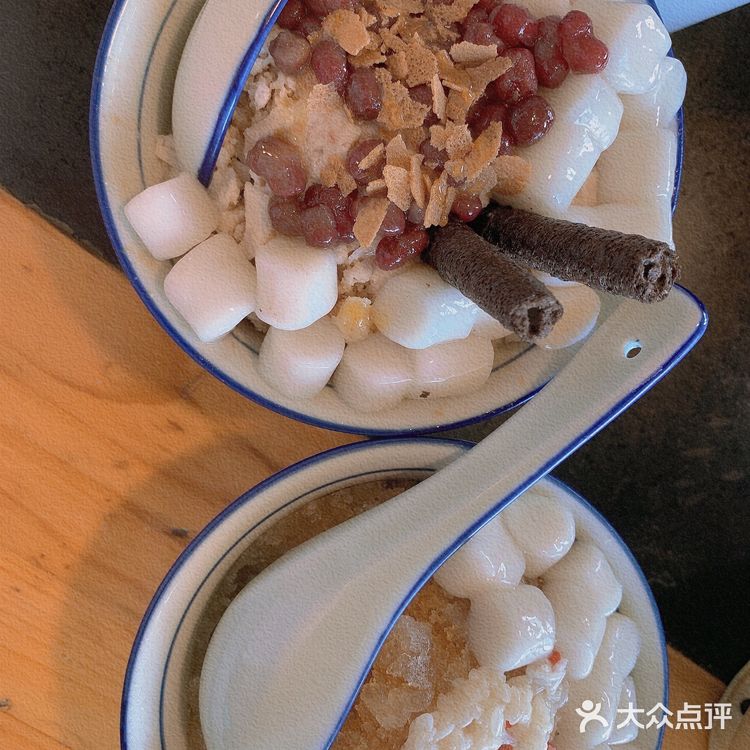 去的是一点，路过了二店，一店靠江边想要靠窗位置需要提