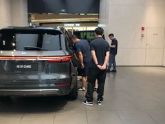 -理想汽车(世纪汇店)