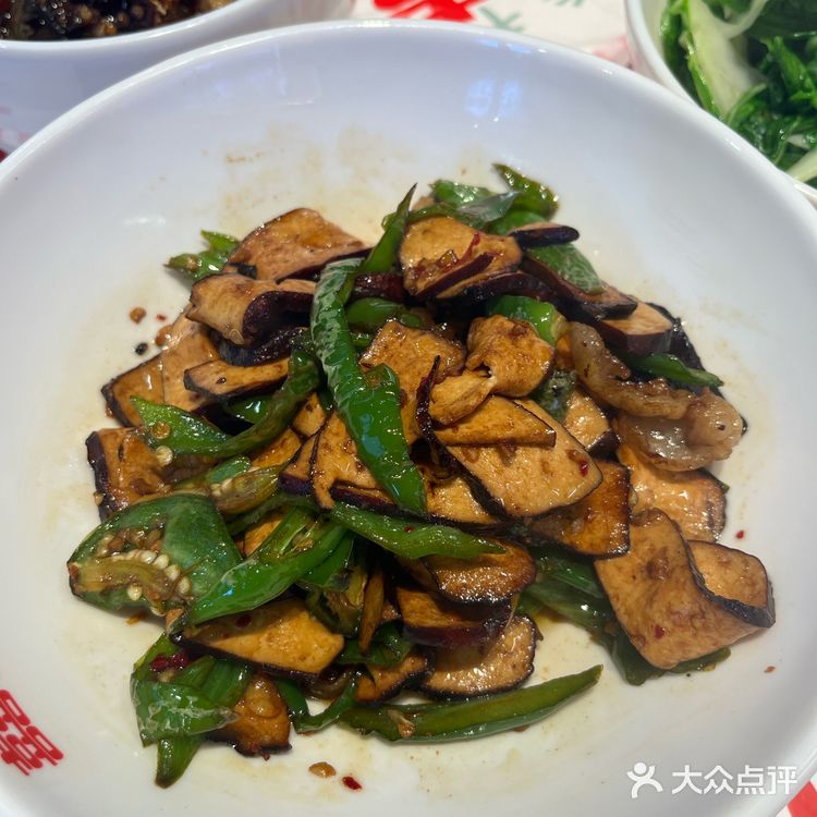 太平街老巷子里的一家湘菜馆子，招牌青椒香干炒肉