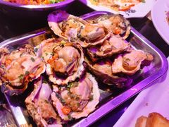 现扣活烤一堆小生蚝-喝丢一只鞋海鲜烧烤·海肠捞饭(北京街店)