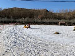 -采薇庄园四季滑雪场