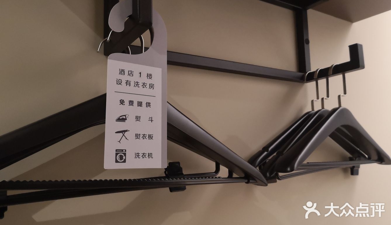 门面不大，外面看起来像一个停车场，里面才是大厅