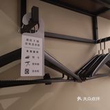 门面不大，外面看起来像一个停车场，里面才是大厅