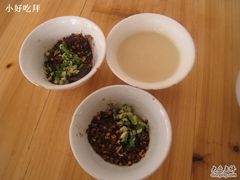 辣椒碟和猪油-苗伯妈酸汤火锅