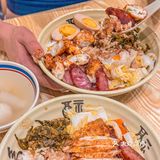 没有碰到他家的周二半价，于是点了他家的全家福卤肉饭
