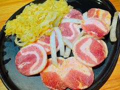 烤精选猪五花配酸菜-小米烤肉-泥炉炭烤(常营店)
