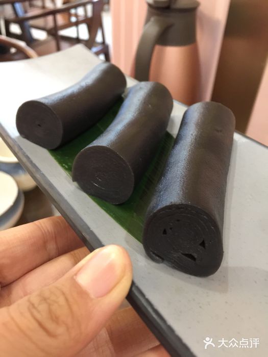 喜喜酒家·纯手工点心·粤菜香滑黑芝麻卷图片