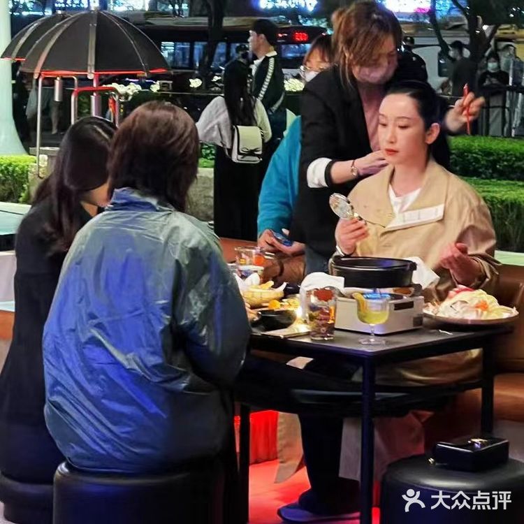 太开心了,吃饭偶遇刘涛,秦海璐拍戏