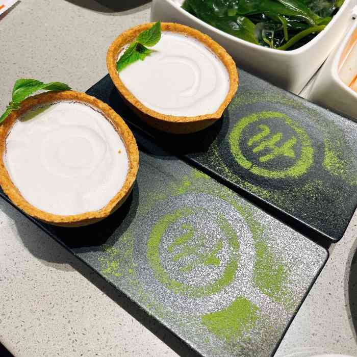 环境海底捞环境一直很干净今天吃饭的时候服务员小姐姐有时候看到不