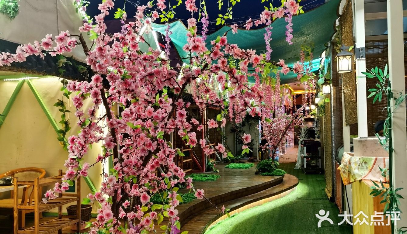 南宁首家罗氏虾主题餐厅 捞活虾真快乐[加油][加油]