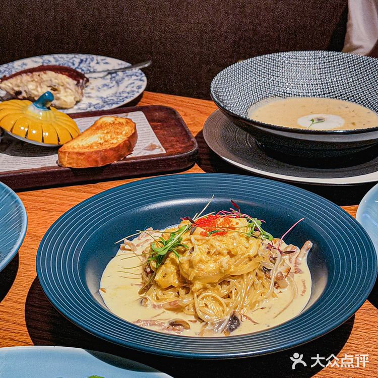 最近疯狂种草的西餐厅，氛围感十足🏙️~