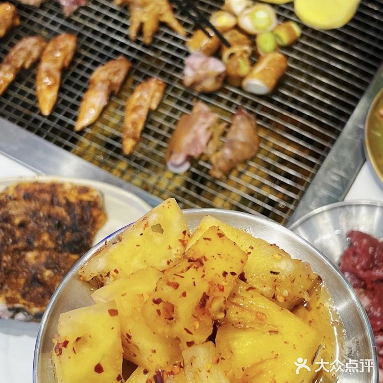 昆明新晋这家氛围感烧烤店，仿佛回到小时候