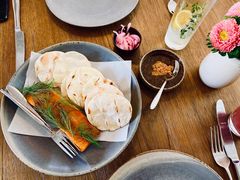 烟熏三文鱼配烤饺子皮和芥末籽酱-BOR Eatery(安福路店)