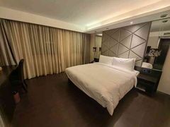 -桔子酒店(上海西藏北路地铁站店)