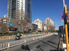 -枫蓝国际购物中心-地面停车场