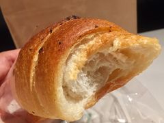 黑松露海盐牛油卷-PAPER STONE BAKERY(天环店)