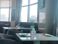 靠窗位-青岛中心假日酒店·蓝天行政酒廊