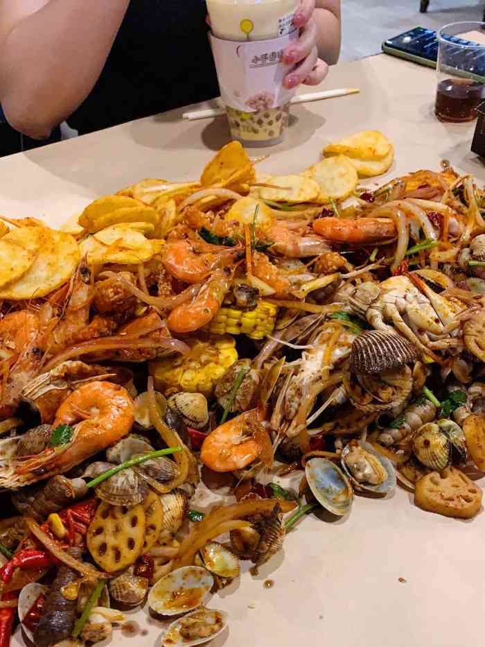 麻屋手抓海鲜(防城港总店)-"很特别的用餐体验每桌有一大张牛皮纸,还.