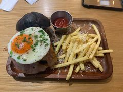 经典牛肉汉堡-HELLO 27 意面·沙拉·帕尼尼