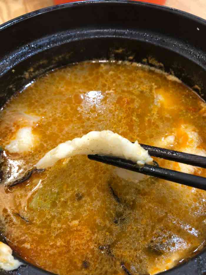 火山石爆鱼-"一般般吧,肉料不是很多,锅倒是很大,锅底.