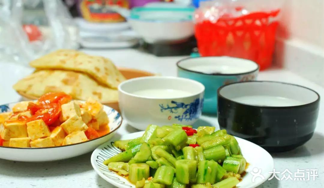 在大学食堂中晚餐也要吃好！