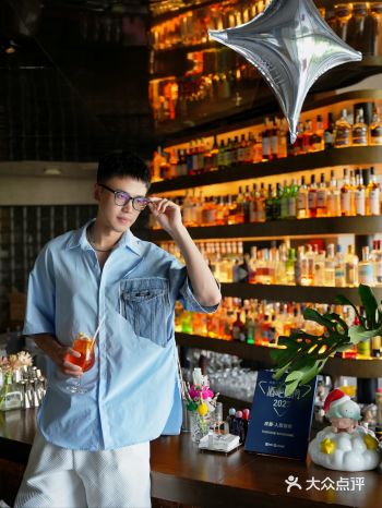 本以为酒吧只有酒，它却不止有酒了，也有下午茶