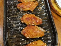 料理烤焦香翅中-老东镇啤酒屋海鲜加工·蒸汽海鲜·海鲜烧烤(台东店)