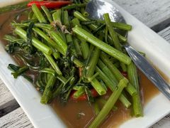 炒空心菜-卷心菜和避孕套餐厅(Pattaya)