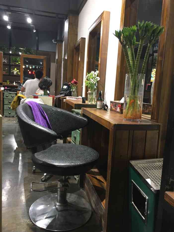 雨田造型(育才街店)-"【项目】剪发带孩子和老色一起去的,店铺.