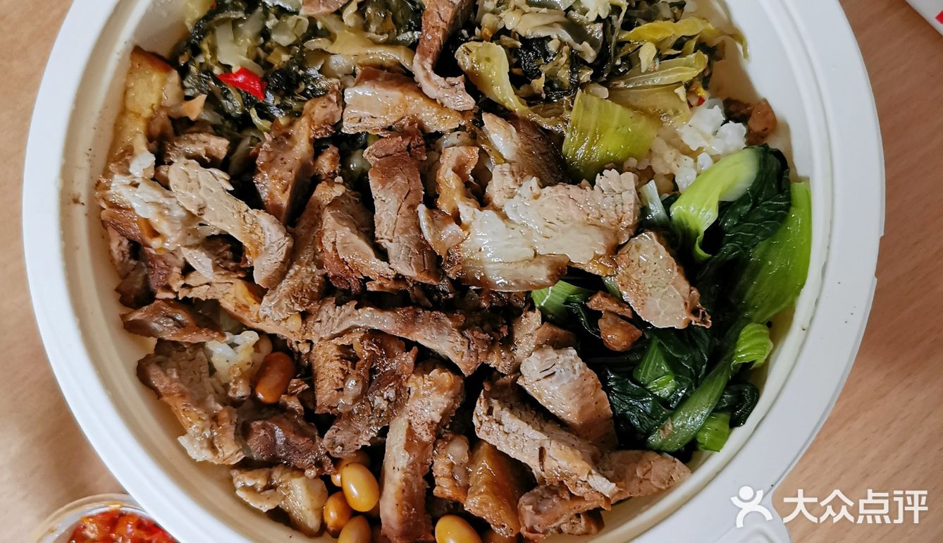 肉感满满的一份卤香猪脚饭[调皮]