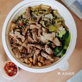 肉感满满的一份卤香猪脚饭[调皮]