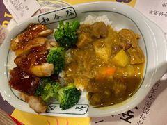 咖喱牛肉饭拼秘制鸡排饭-和合谷(海淀五路居店)