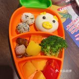 团了一个双人餐，里面有冬阴功海鲜汤，酸酸辣辣很爽口