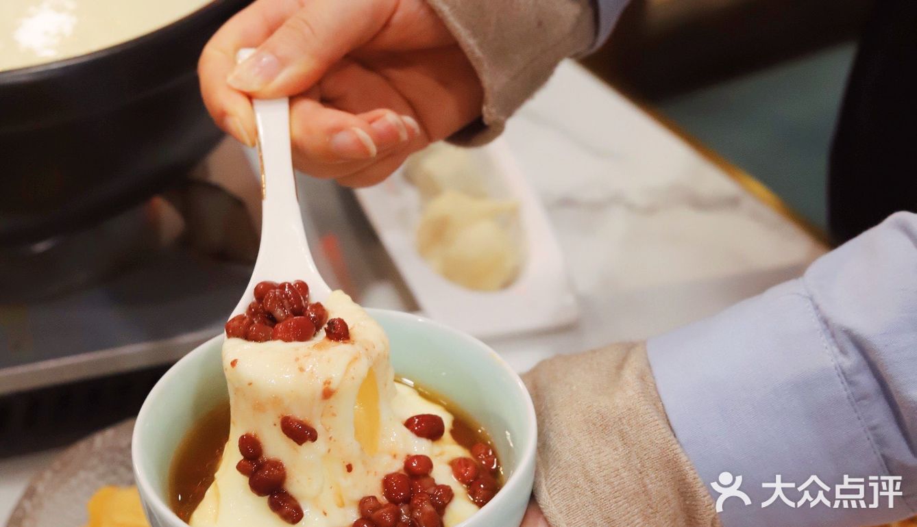 鲜奶麻糬泡在糖水中，香糯嫩滑，还可以拉出超长拉丝