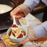 鲜奶麻糬泡在糖水中，香糯嫩滑，还可以拉出超长拉丝