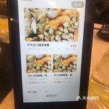 建议点分奶白菜铺在海鲜上。海鲜汁蒸出来的白菜很美味