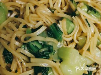 中午简单解决，一碗炒面简单耐饿。青菜加肉丝炒面