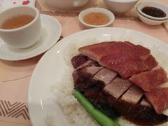 乳豬拼燒鵝飯～-镛记酒家
