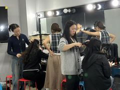 -粤港芭莎美容美发化妆学校