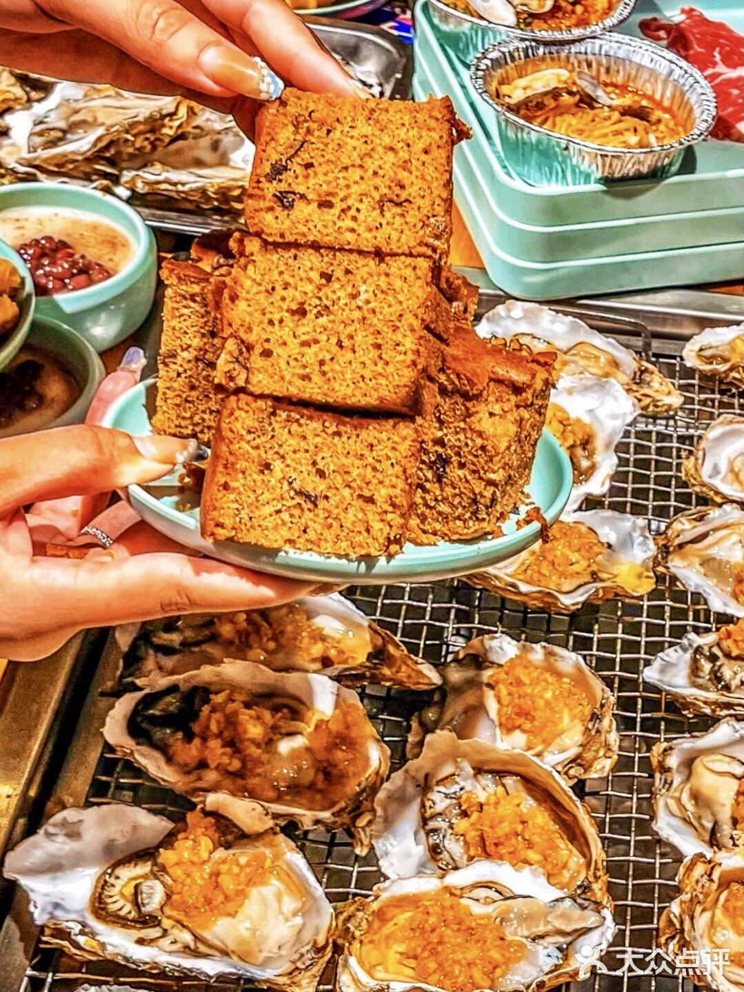 吃自助令人快乐的事 当然还有吃不尽的甜点、饮品